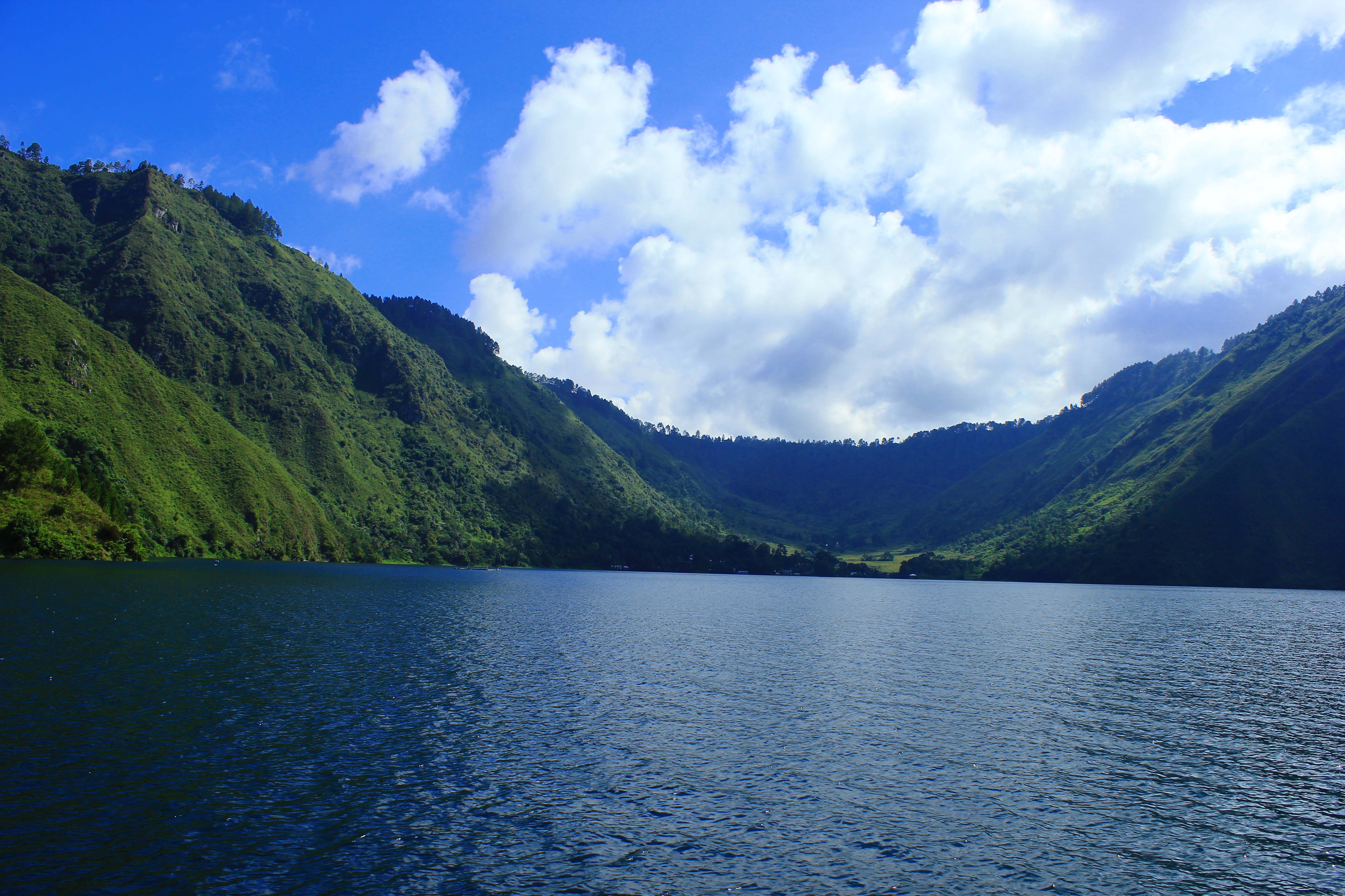 Глубокие горные озера. Озеро Тоба Индонезия. Суматра озеро. Озеро Тоба Индонезия вулкан. Суматра горы.